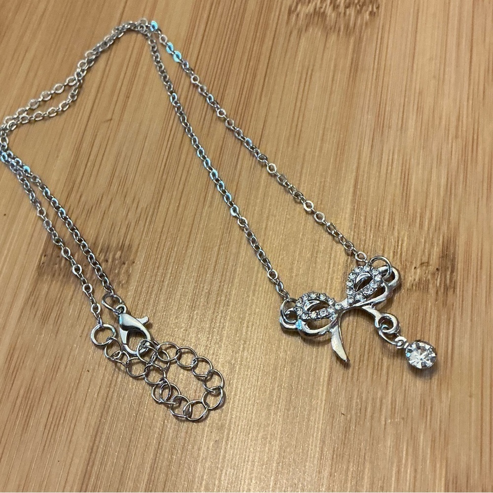 Cute bow Necklace 20” NWOT